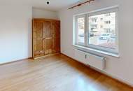 Sonnige Etagenwohnung mit Balkon und Parkplatz !