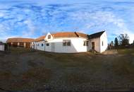 Bauernhaus mit Nebengebäude im Pinkatal