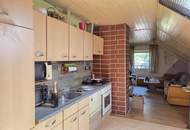 Älteres Wohnhaus mit angebauter Doppelgarage im Freiland