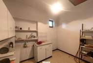Solides Einfamilienhaus mit Garten und großer Halle