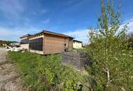 Autark leben im Lehm-Holz-Haus – mit 60 kWp PV & Naturpool