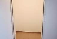 HOLBEINGASSE, UNBEFRISTET, 89 m2 Altbau mit 6 m2 Balkon, Wohnküche, 2 Zimmer, Wannenbad, Parketten, 4. Liftstock