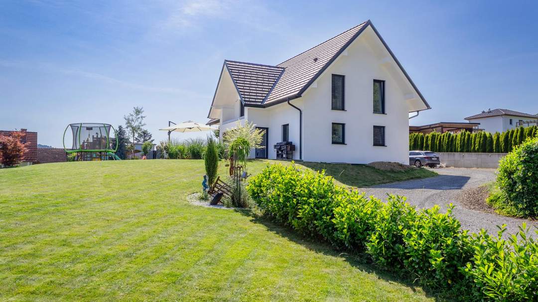 Stilvoller Familientraum in Massivbauweise – Wohnen mit Weitblick