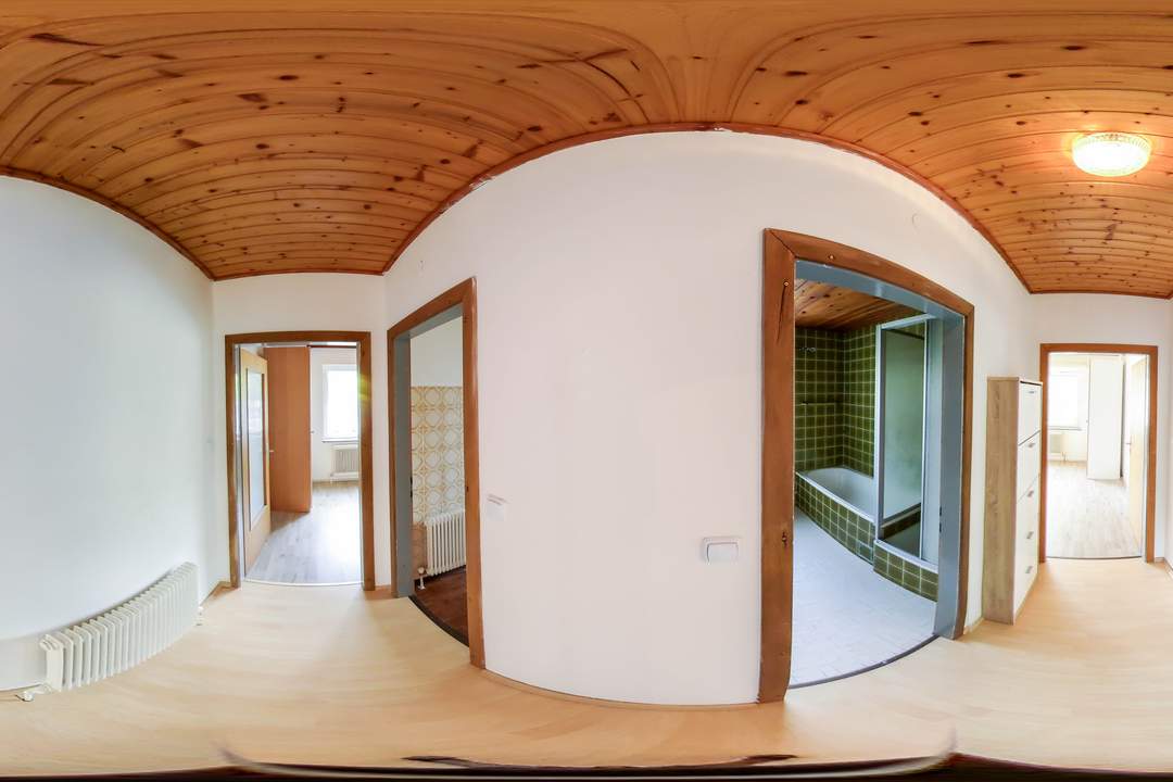 Zweifamilienhaus mit großem Garten, KFZ-Stellplätzen, Carport und Garage