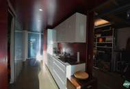 Flexibel gestaltbares Büro mit großen Glasfronten am Donaukanal