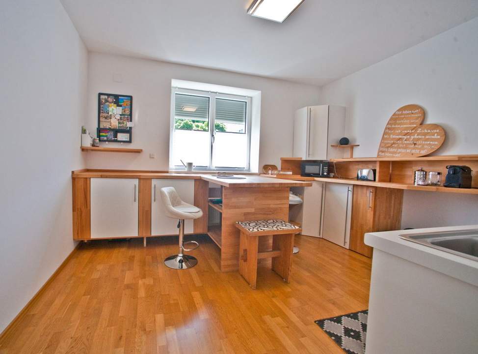 ***VOLLMÖBLIERTE EG-Wohnung mit Terrasse, Garten u. Garage***
