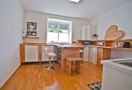 ***VOLLMÖBLIERTE EG-Wohnung mit Terrasse, Garten u. Garage***