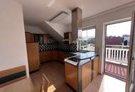 Gepflegte Dachgeschosswohnung in Schrick – Wohnkomfort mit Balkon, Keller und Parkplatz