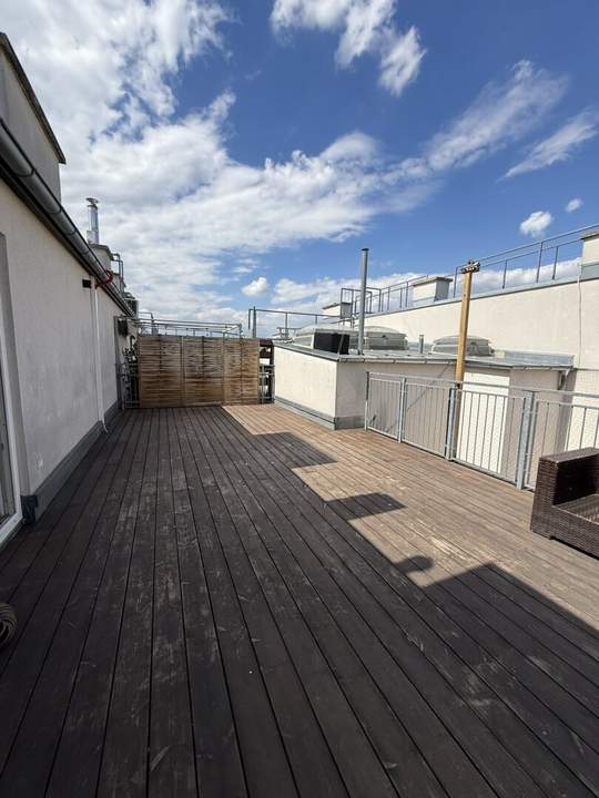 Wunderschöne 4 Zimmer Dachgeschosswohnung mit 42m² Terrasse - UNBEFRISTET