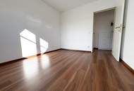 Ruhige 2-Zimmer Wohnung mit Grünblick, Terrasse + 2 Garagenplätzen