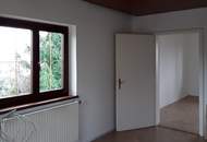 Eine 3 Zimmer -Wohnung ca. 90 m²,und ca. 11m² Balkon, ca. 40 m² Gärtchen und 1 PKW-Stellplatz.