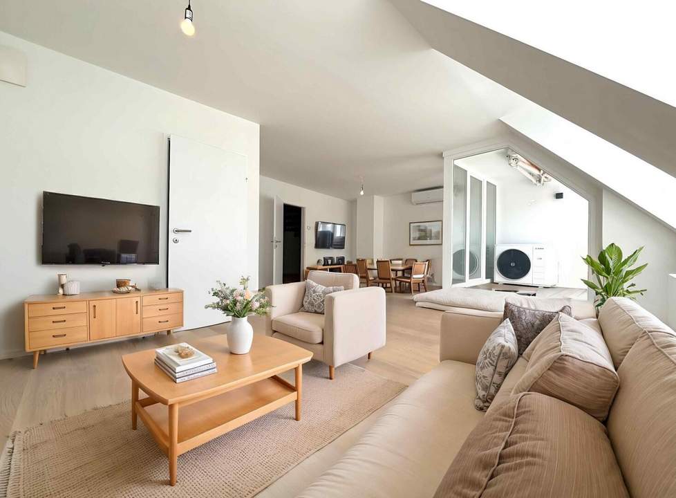 Hochwertig sanierte, schöne DG-Maisonette mit Terrasse in toller Lage! 1180!