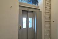 UNBEFRISTET - helle 2,5-Zimmer Dachgeschosswohnung mit Wohnküche, Schrankraum, 26 m2 Dachterrasse und Kellerabteil nahe Schönbrunn
