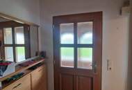 SOLIDES WOHNHAUS MIT EHEMALIGEM SOMMERHAUS, HERRLICHER TERRASSE UND POOL IN TRAUMHAFTER RUHELAGE