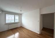 Klimatisierte Dachgeschosswohnung mit 4 Schlafzimmer und Garage // Air-conditioned attic apartment with 4 bedrooms and garage //
