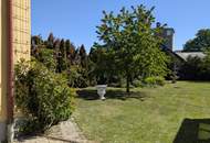 LIEBEVOLLER, SEHR GEPFLEGTER BUNGALOW SAMT NEBENGEBÄUDE MIT PARKÄHNLICHEM GARTEN IN TRAUMHAFTER WOHNLAGE MIT HERRLICHEM GRÜNBLICK DIREKT AN FELDER DER REGION ANGRENZEND