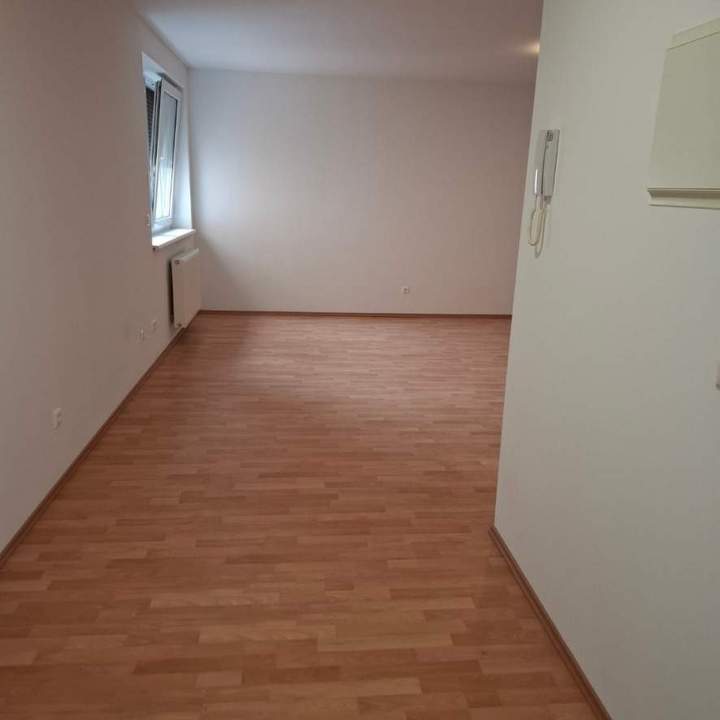 Kleines Büro im 1. Stock in repräsentativer Anlage am Stadtrand
