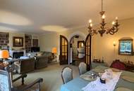 Eine Villa mit Wohnkultur, parkähnlichem Garten und Pool // A Villa of Distinction with Park-Like Garden and Pool //