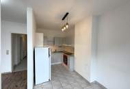 Unbefristete 3-Zimmer-DG-Wohnung mit Balkon und Grünblick // 3-Room Attic Apartment for Rent on an Unlimited Lease, with Balcony and Green Views //