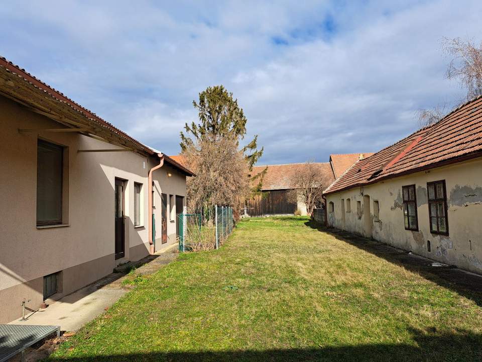 Historischer GUTSHOF in 2320 Rauchenwarth