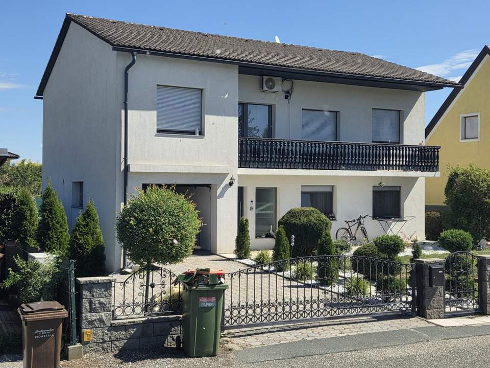 Sehr gepflegtes und geräumiges Stock- Wohnhaus samt integrierter Garage in guter Lage