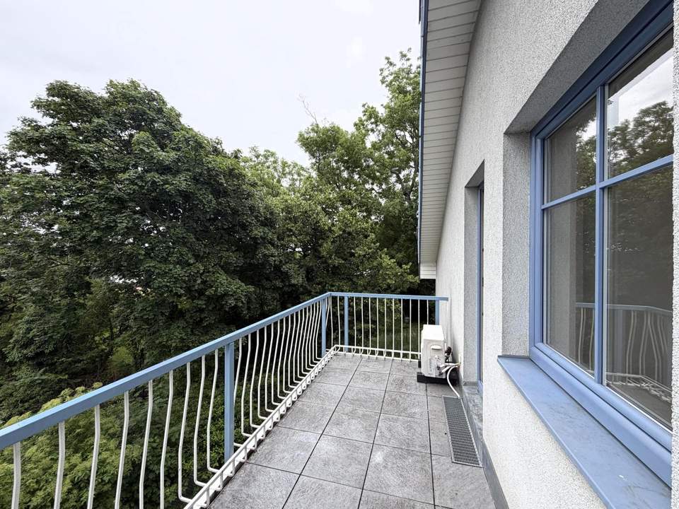 Unbefristete 3-Zimmer-DG-Wohnung mit Balkon und Grünblick // 3-Room Attic Apartment for Rent on an Unlimited Lease, with Balcony and Green Views //