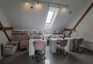 Moderne Geschäftsfläche mit Empfangsbereich und separatem Zimmer