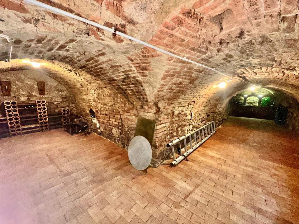 Ruhig gelegener, renovierter Weinkeller mit besonderem Flair!