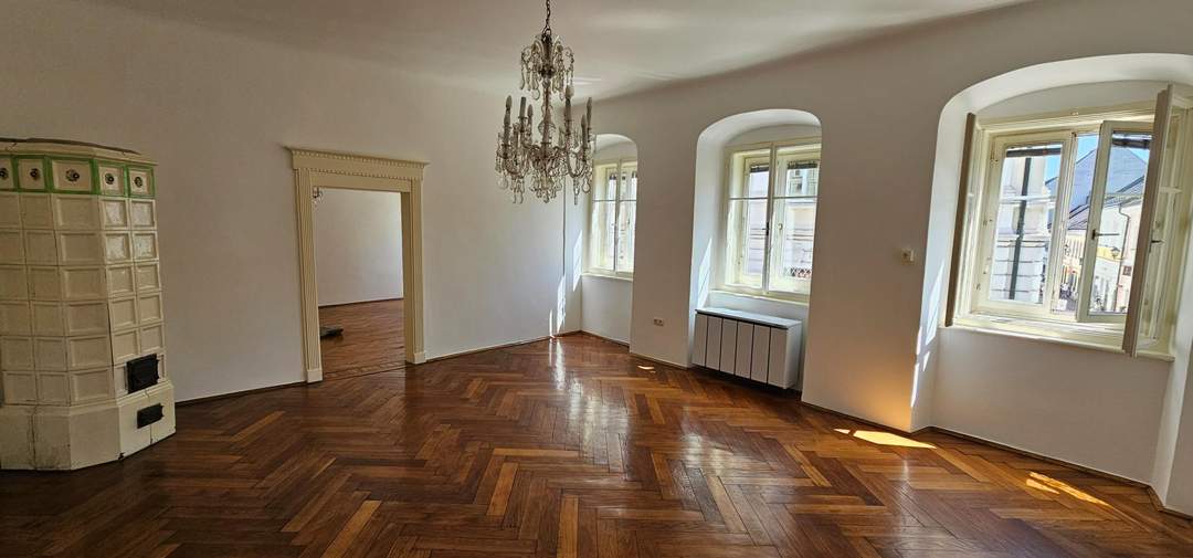 "Jetzt Preisreduzierung!" Wohnen und/oder arbeiten in großzügiger-teilsanierter 4 Zimmer-Altbau-Wohnung an der Linzer Herrenstraße