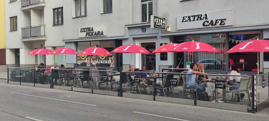 Charmantes Cafe/Bar + Bäckerei + mit großen Schanigarten + 51 m² Wohnung + komplett Küche für Catering + Kühlhaus