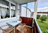 Helle, teilmöblierte Eigentumswohnung mit sonnigem Balkon und Tiefgaragenparkplatz.