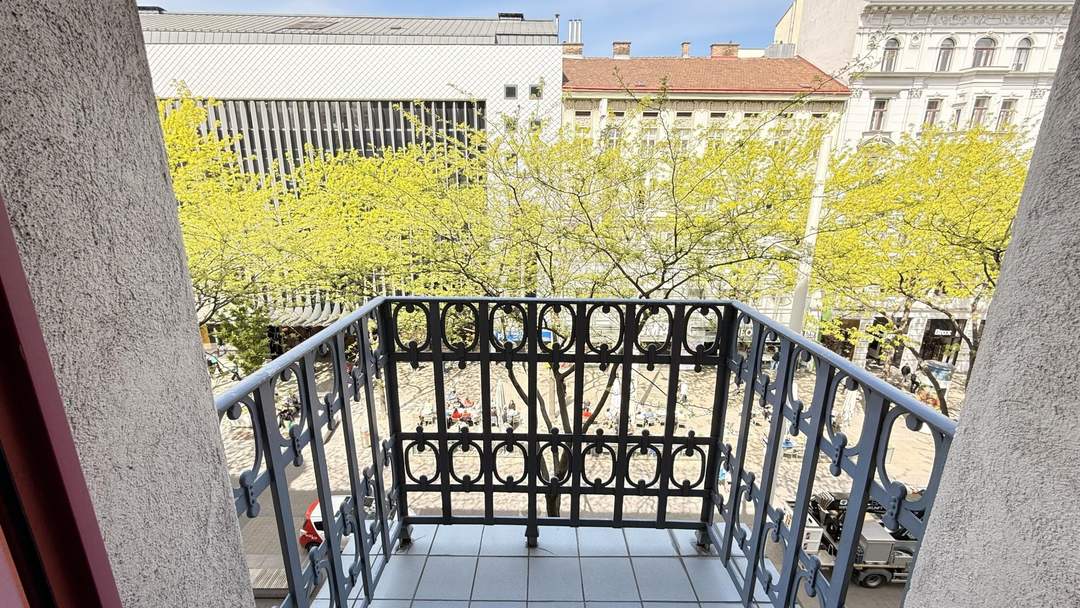 Klassisch-schönes ALTBAU- Büro mit BALKON zur Mariahilfer Straße in unmittelbarer U3-Nähe