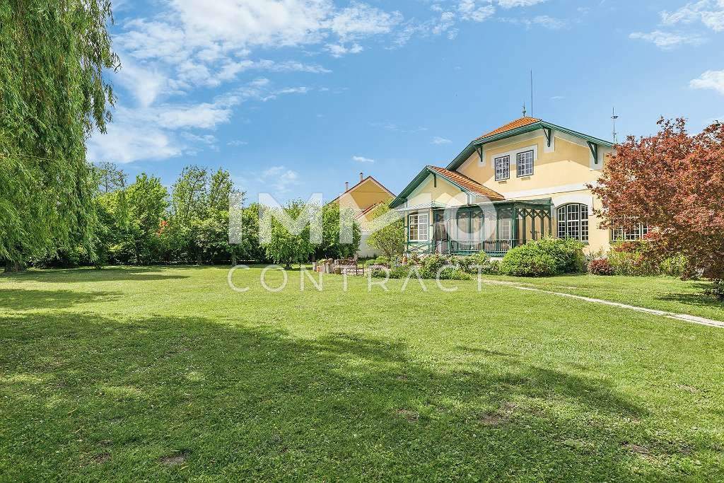 Französisches Jagd-Chalet – nur 30 Minuten von Wien: 2.000 m² Grundstück in unverbaubarer Ruhelage