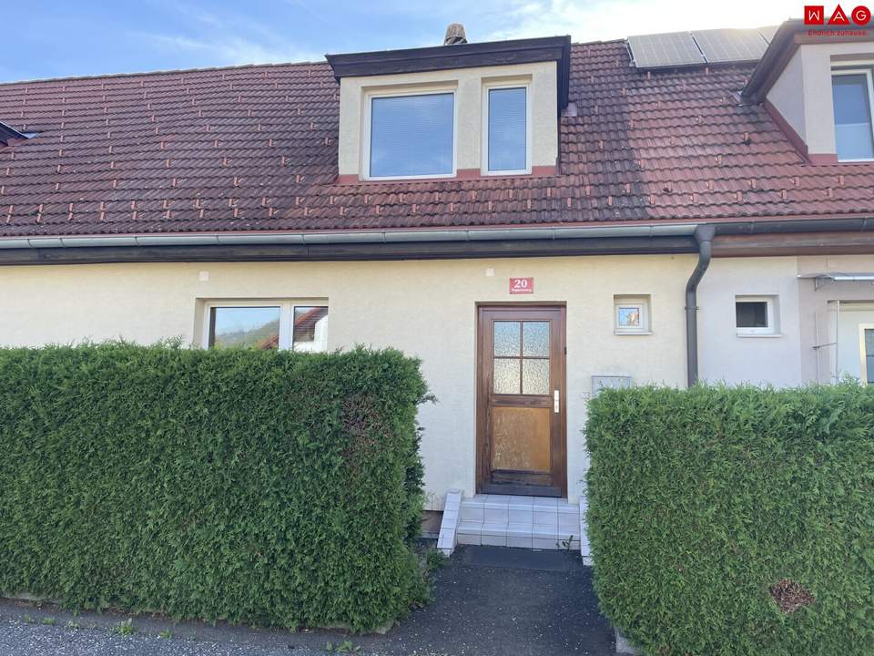 Doppelhaushälfte in sehr ruhiger Lage mit schönem Garten !!!