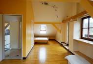 Dachgeschoß-Wohntraum mit Süd-Balkon: 3 Zimmer in grüner Ruhelage zur Miete