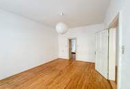 Historisches Zinshaus mit prachtvoller Fassade und grünem Innenhof Nähe Design-Center