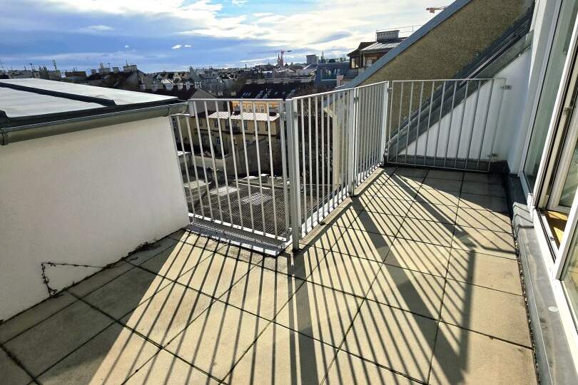 Fernblick auf der Terrasse - Weitblick beim Investment! Wohnen im Dachgeschoss mit WOW-Effekt! Traumhaft saniertes Altbauhaus + Hofseitige Terrasse + Tolle Infrastruktur und Anbindung + Lebensqualität pur!, Wohnung-kauf, 399.000,€, 1170 Wien 17., Hernals