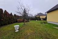 LIEBEVOLLER, SEHR GEPFLEGTER BUNGALOW SAMT NEBENGEBÄUDE MIT PARKÄHNLICHEM GARTEN IN TRAUMHAFTER WOHNLAGE MIT HERRLICHEM GRÜNBLICK DIREKT AN FELDER DER REGION ANGRENZEND