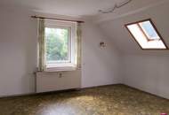 Ruhige Lage mit Gartennutzung! Renovierungsbedürftige Dachgeschoßwohnung