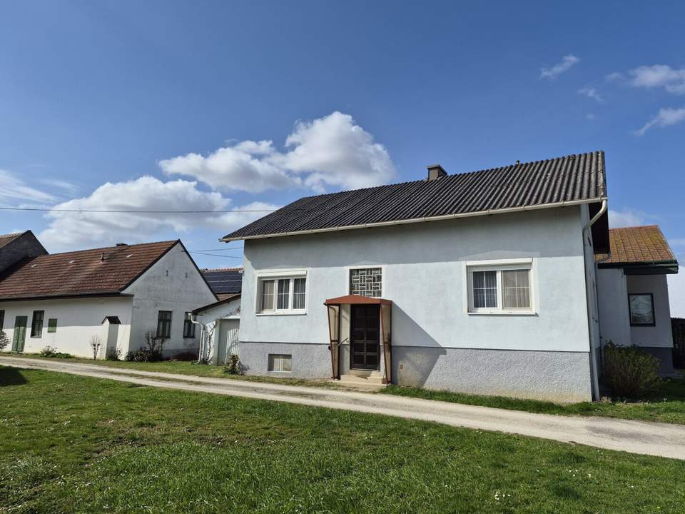Wohnhaus mit Altbestand und Scheune