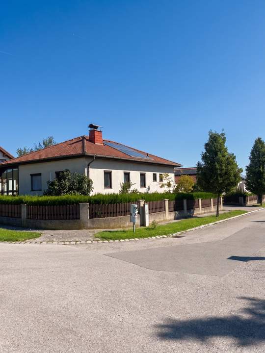 Großzügiges Einfamilienhaus mit Wintergarten auf großem Grundstück!