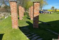 Exklusiver Bungalow mit Garagen und Kellergewölben
