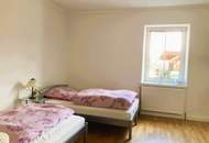 3-ZIMMER-WOHNUNG - 70 m² Wfl. ERDGESCHOSS SCHÖNE AUSSICHT – RUHIGE LAGE UNMITTELBAR an der TRAUN Terrasse / Garten / Carport