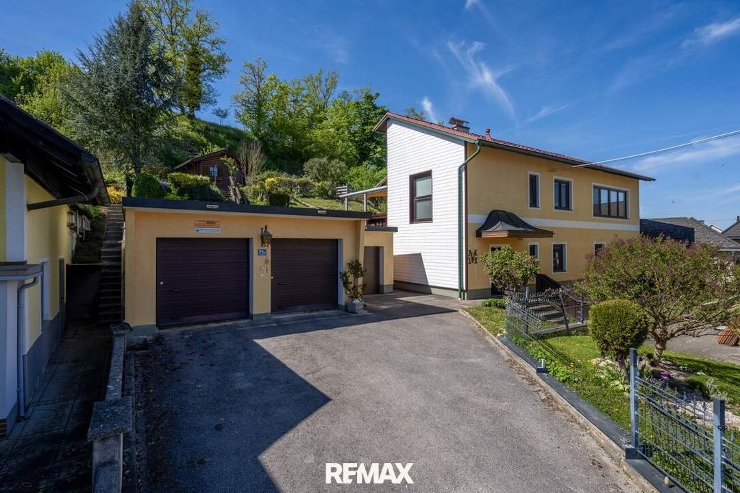Gepflegtes Einfamilienhaus mit 2 Wohneinheiten, Garten/Terrasse &amp; 3 Garagen in sonnige Ruhelage!
