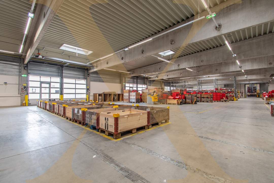 Flexible Lagerhalle mit Rolltoren und Rampen in Leonding zu vermieten!