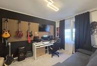 Sehr gepflegtes und geräumiges Stock- Wohnhaus samt integrierter Garage in guter Lage