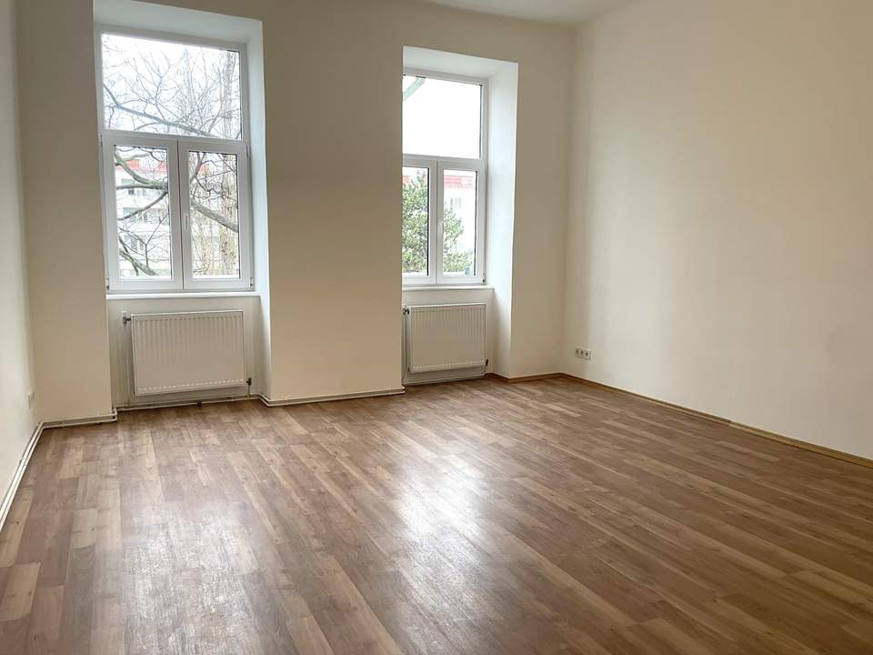 Großzügige sanierte 2-Zimmer-Altbauwohnung mit Potenzial und Ruhelage