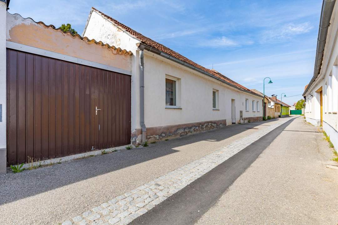 Renovierungsbedürftige Liegenschaft mit zwei Wohneinheiten