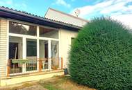 Solides Einfamilienhaus mit Garten und großer Halle