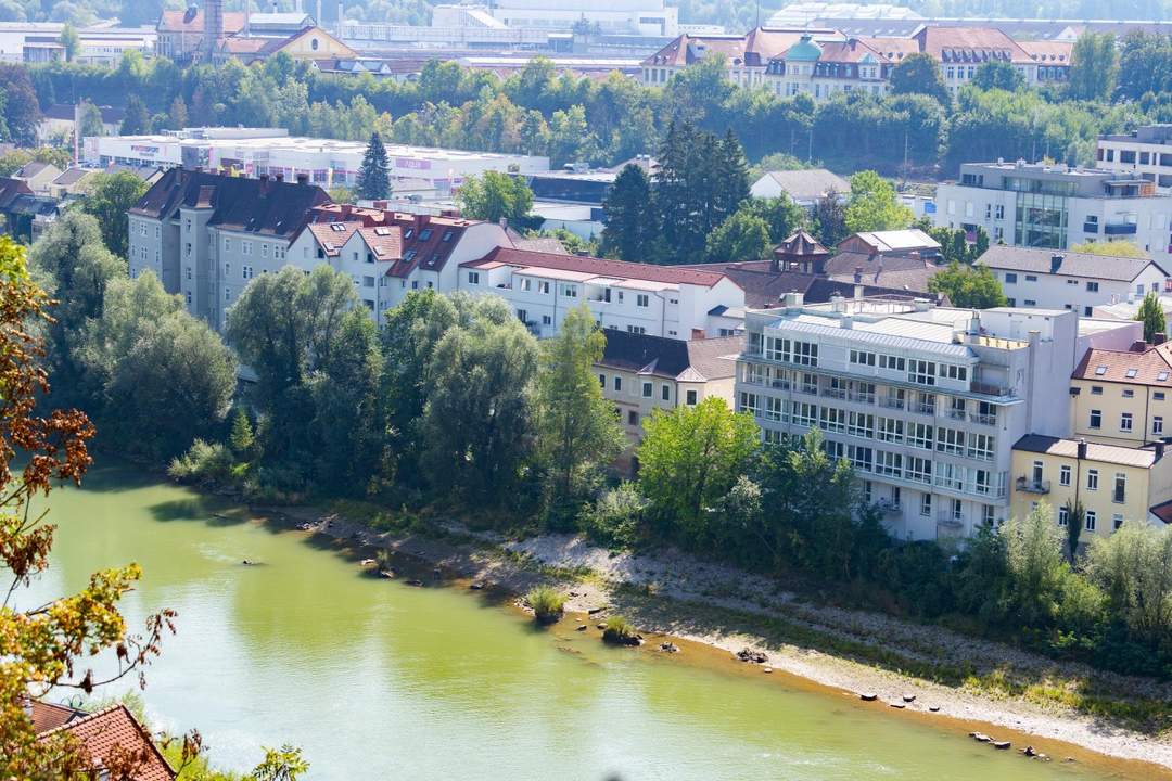 WOHNEN AM FLUSS – 93m² WOHNFLÄCHE – SOFORT VERFÜGBAR! Exklusives Wohnen über zwei Etagen mit Terrasse und Parkplatz in grüner/ruhiger Stadtlage!